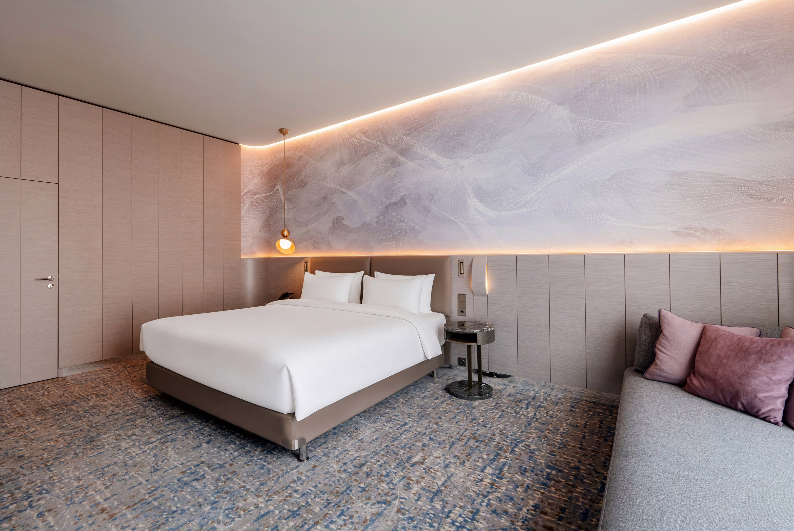 Общий вид номера 728 с кроватью, кушеткой и подсвеченным панно