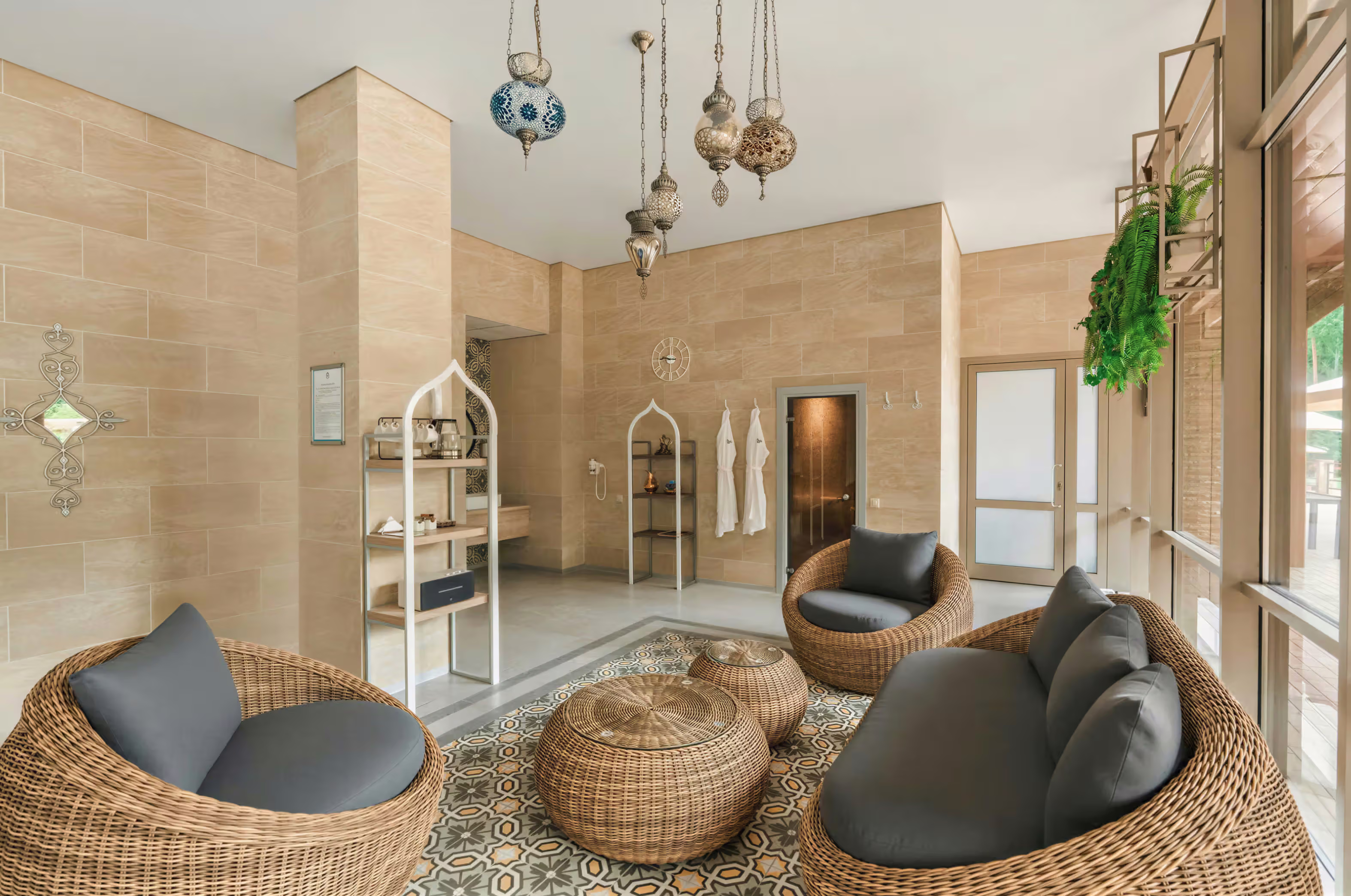 Камерная зона отдыха SPA с плетёными креслами и каменной отделкой