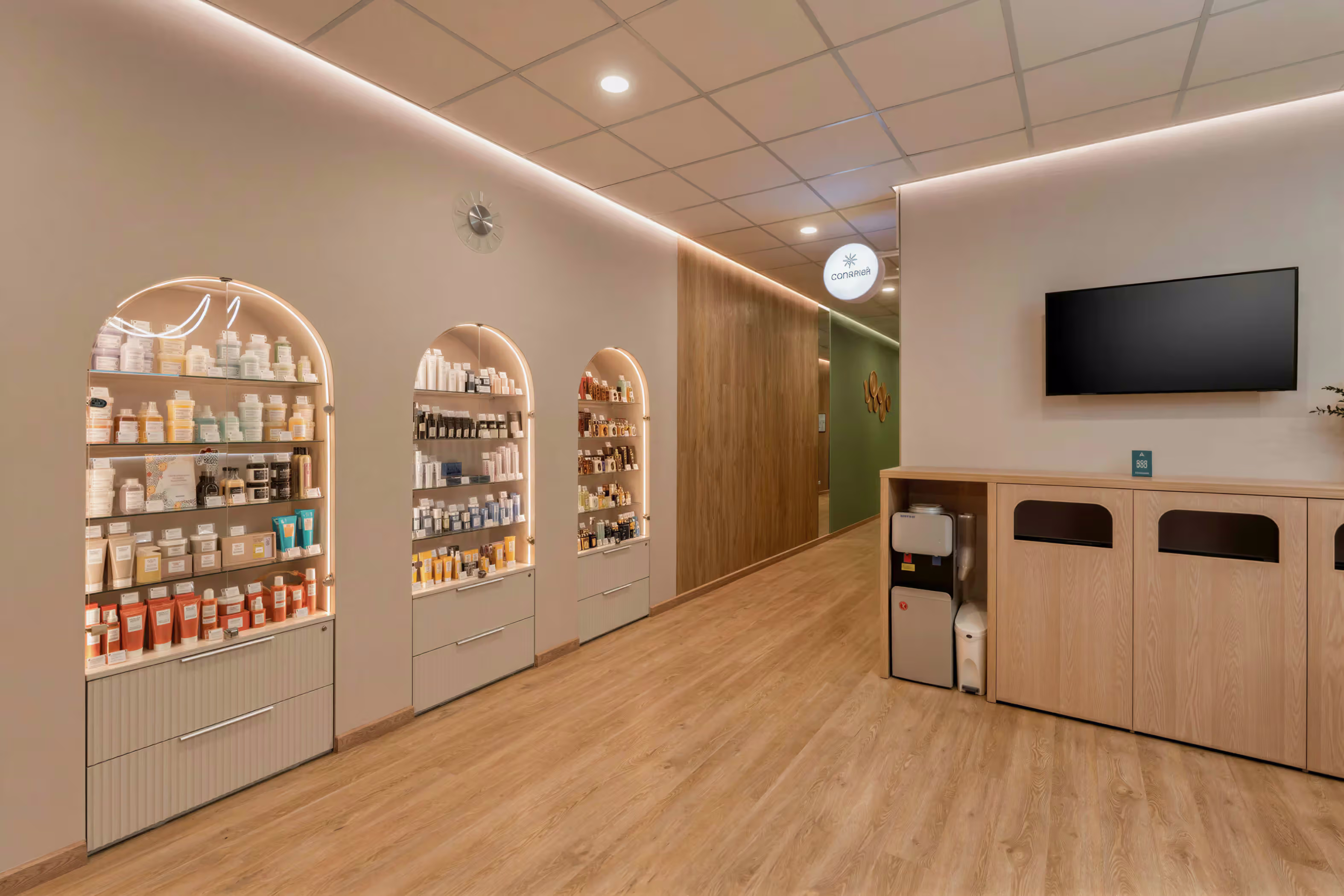Коридор SPA с витринами косметики и плавной подсветкой потолка