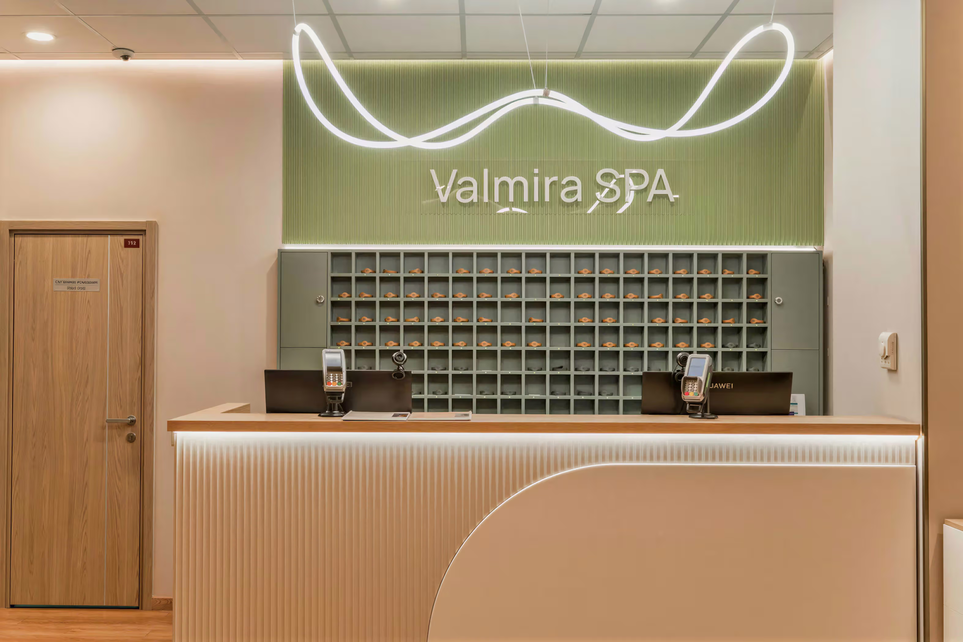 Фронтальный вид стойки регистрации Valmira SPA с ячейками для ключей