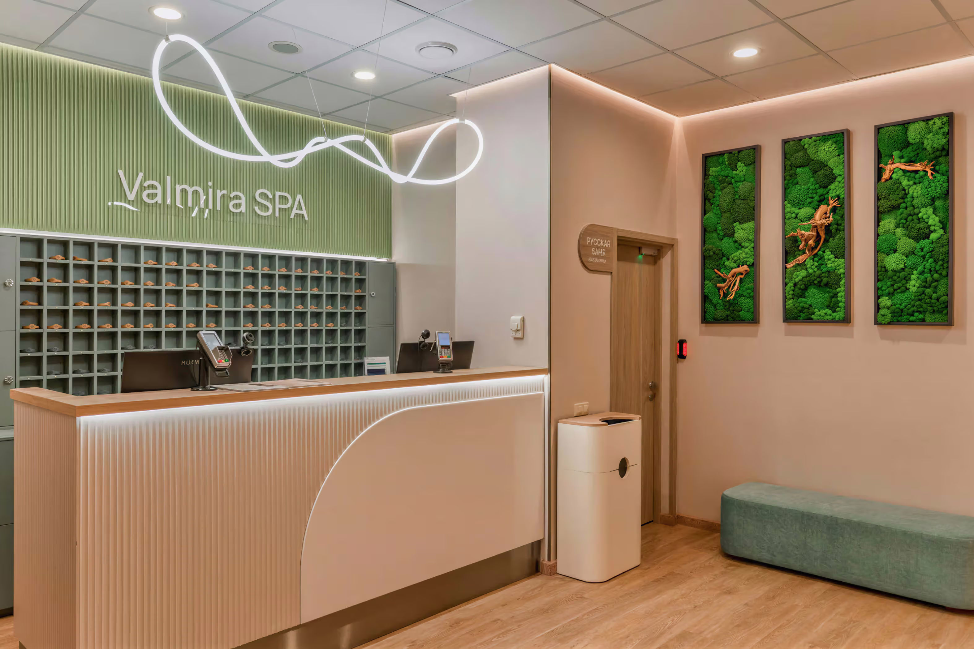 Стойка Valmira SPA с зелёной стеной и декоративными панно