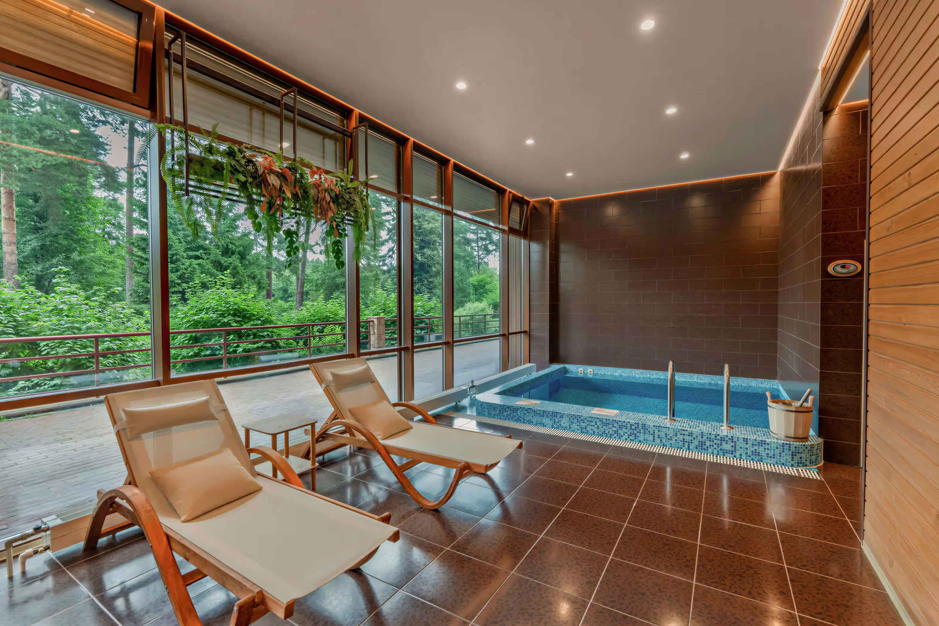 Бассейн SPA с шезлонгами и панорамным видом на лес